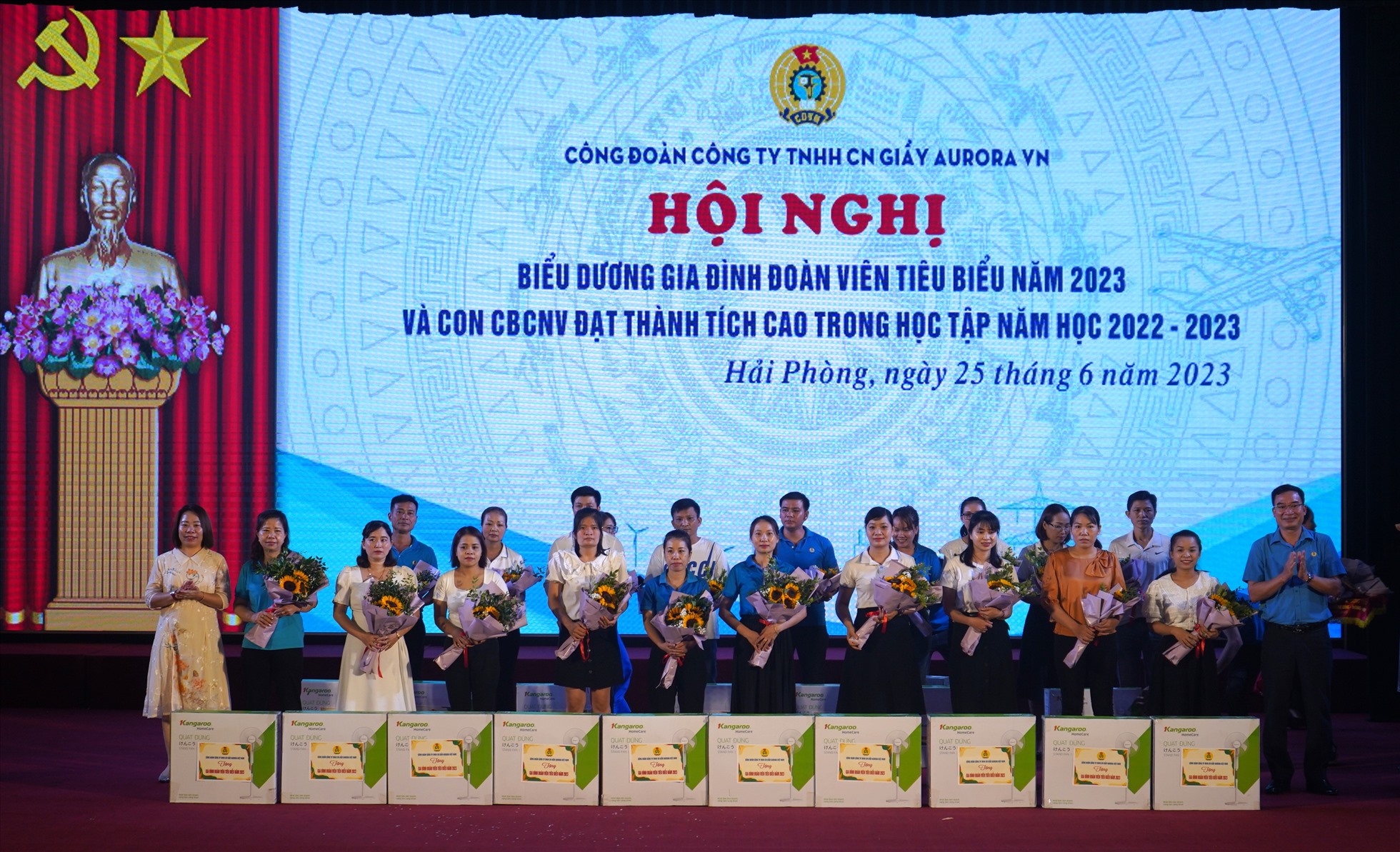 Công đoàn Công ty Aurora biểu dương 40 gia đình công nhân lao động tiêu biểu. Ảnh: Mai Dung