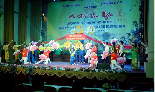 Hằng năm, Liên đoàn Lao động tỉnh Phú Thọ chủ trì, phối hợp với Sở Văn hoá, Thể thao và Du lịch tổ chức Liên hoan tiếng hát công nhân viên chức lao động thu hút hàng ngàn diễn viên và nhạc công tham gia. Ảnh: Quách Thị Sinh
