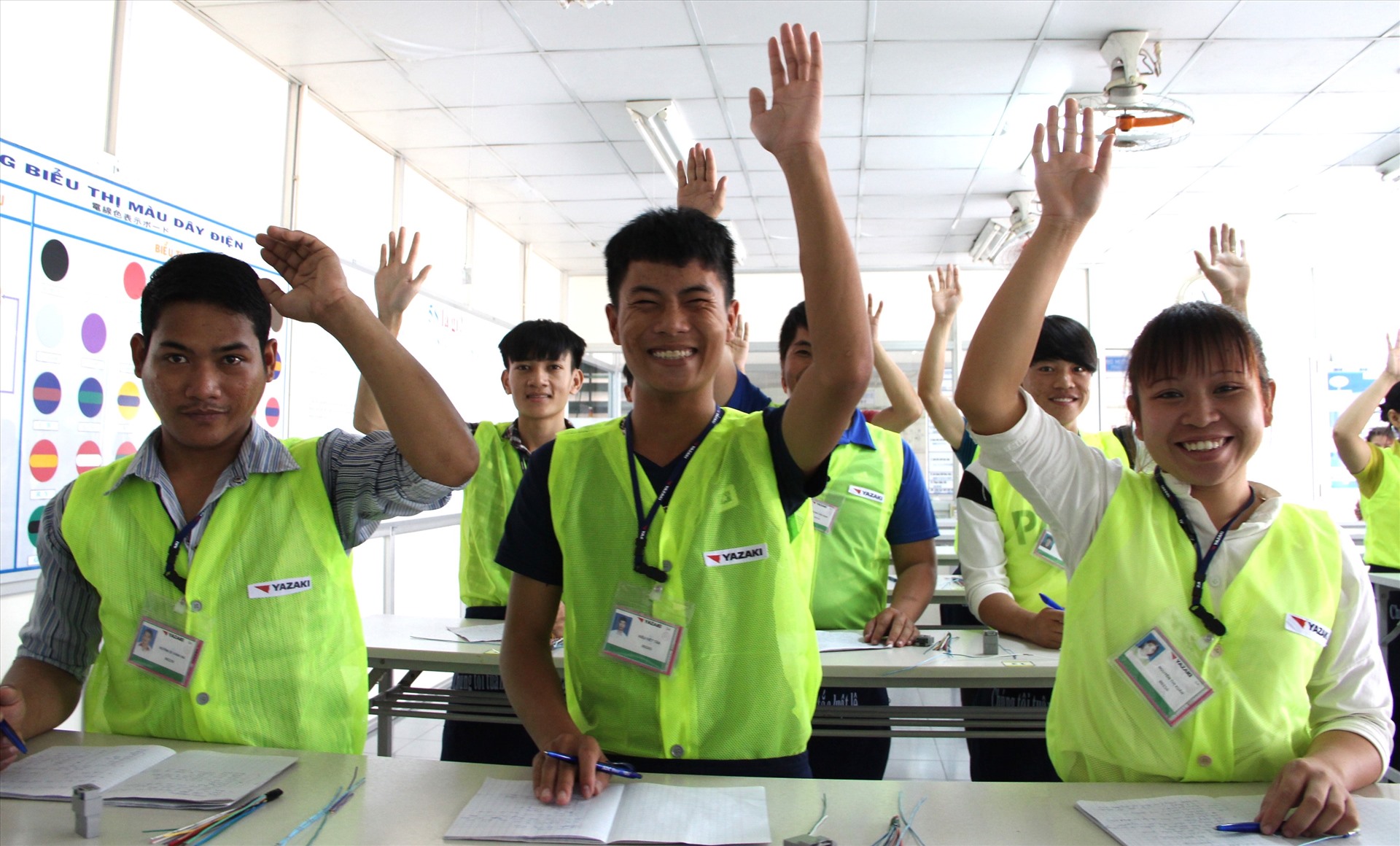 Người lao động Công ty TNHH Yazaki EDS Việt Nam được đào tạo trước khi vào làm việc chính thức. Ảnh: Đình Trọng