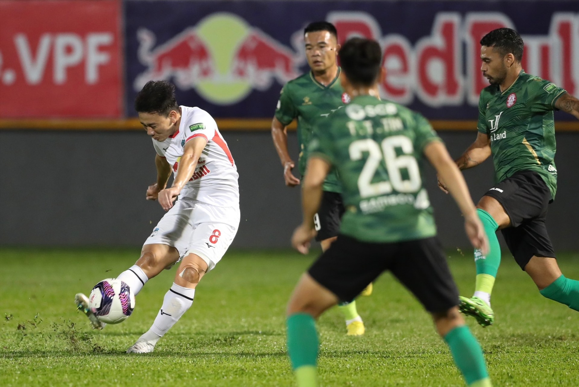 Hoàng Anh Gia Lai và TPHCM đều có những mục tiêu riêng trong trận so tài ở vòng 12 V.League 2023. Ảnh: VPF