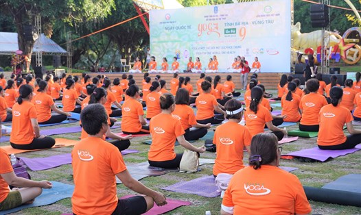 Gần 1.000 người đến từ 26 câu lạc bộ tham gia đồng diễn Yoga tại Vũng Tàu. Ảnh: Thành An