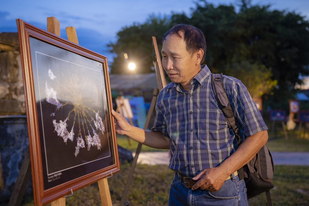 Triễn lãm ảnh nghệ thuật “Đời sen” của Nhiếp ảnh gia Nguyễn Khoa Huy được trưng bày tại không gian ngày hội. 