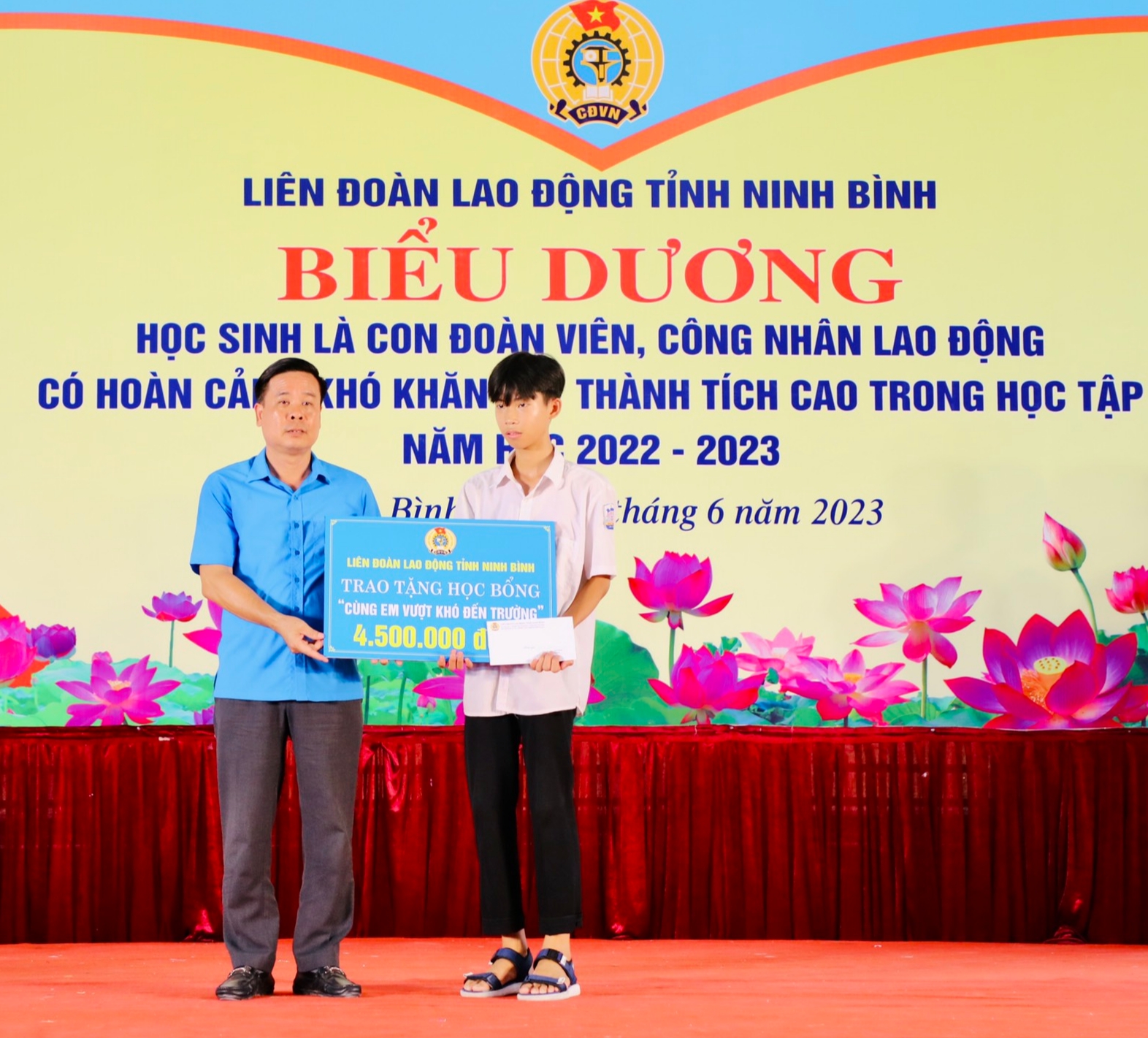 Ông Dương Đức Khanh, Chủ tịch LĐLĐ tỉnh Ninh Bình trao học bỗng “Cùng em vượt khó đến trường” cho học sinh