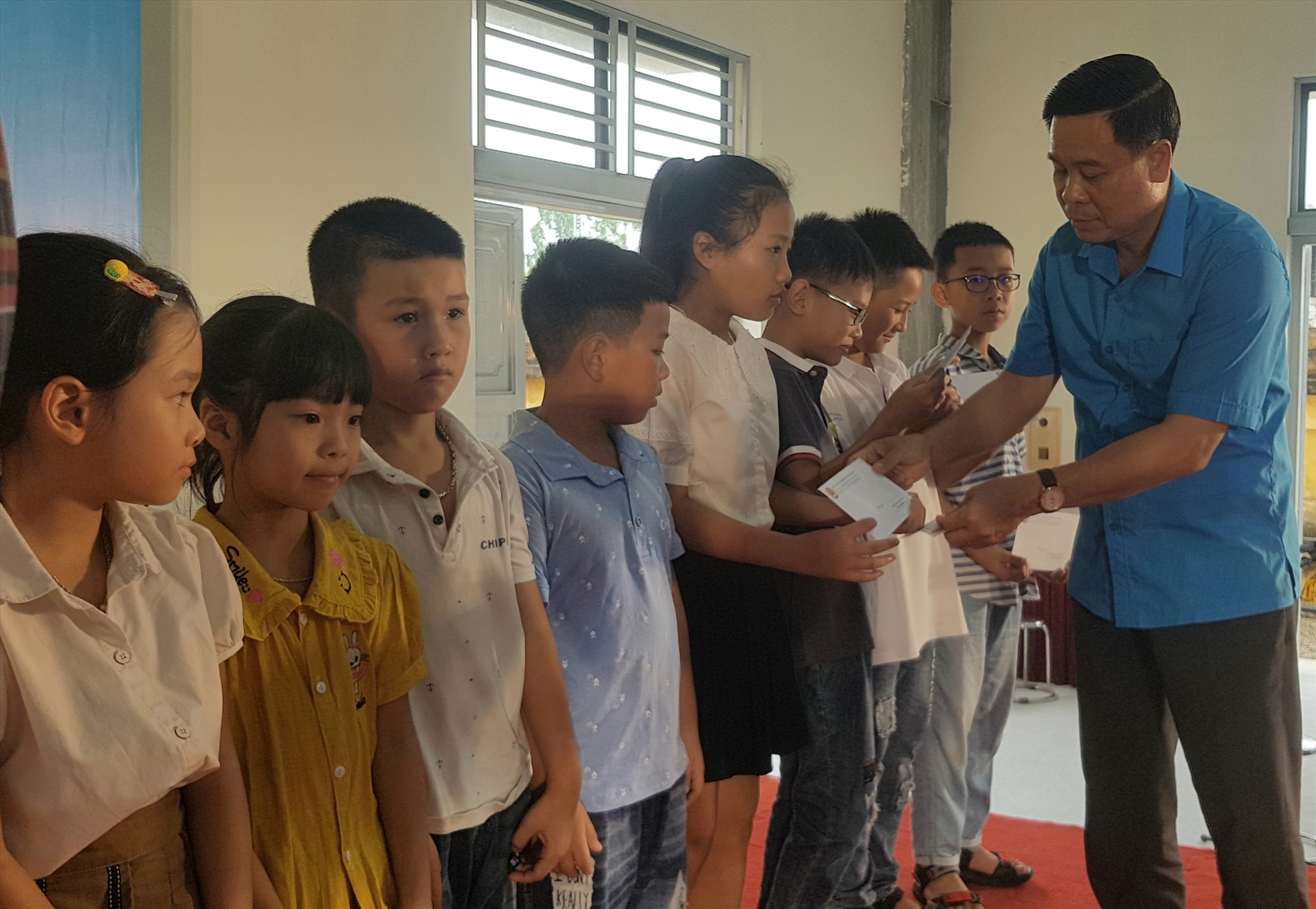 LĐLĐ tỉnh Ninh Bình trao tặng 256 xuất quà trị giá 500.000/suất cho học sinh là con đoàn viên, CNLĐ đạt thành tích cao trong học tập. Ảnh: Diệu Anh