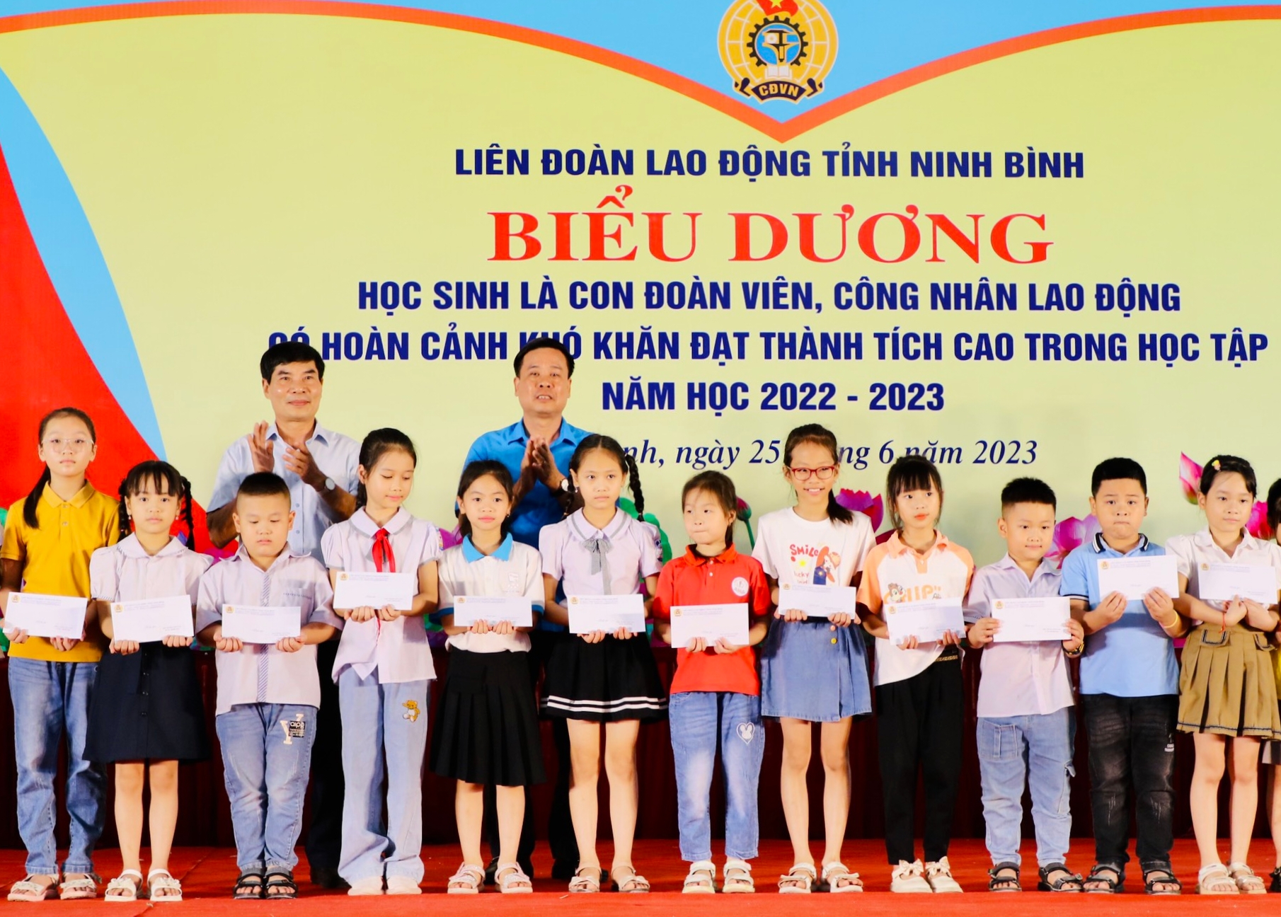 Đại diện lãnh đạo Ban Dân vận Tỉnh ủy, Chủ tịch Ủy ban MTTQ Việt Nam tỉnh Ninh Bình và lãnh đạo LĐLĐ tỉnh Ninh Bình trao thưởng cho các học sinh là con đoàn viên, CNLĐ có hoàn cảnh khó khăn đạt thành tích cao trong học tập. Ảnh: Diệu Anh