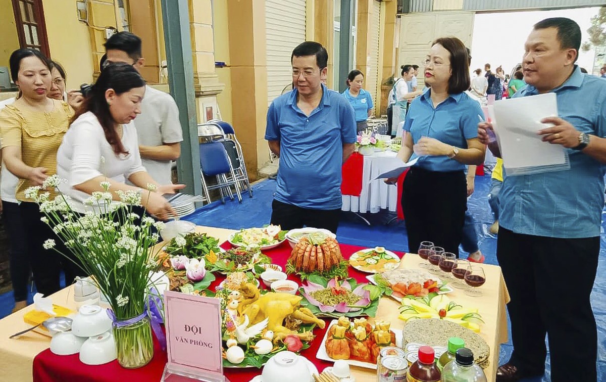 Ban tổ chức tham quan, chấm giải mâm cơm tại Hội thi ẩm thực nhân ngày Gia đình Việt Nam. Ảnh: Bảo Ngọc