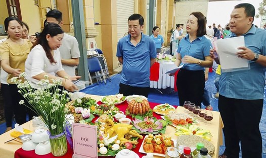 Ban tổ chức tham quan, chấm giải mâm cơm tại Hội thi ẩm thực nhân ngày Gia đình Việt Nam. Ảnh: Bảo Ngọc