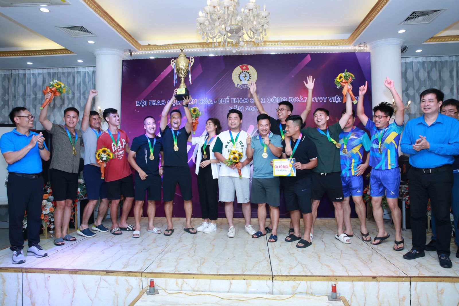 Ông Phạm Hoài Phương  - Chủ tịch Công đoàn Giao thông Vận tải Việt Nam (ngoài cùng bên phải) trao phần thưởng cho đội vô địch môn bóng đá. Ảnh: CĐ Giao thông