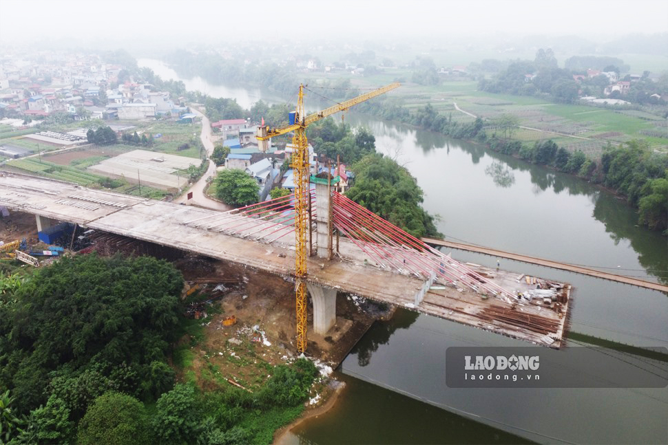 Một phần của cầu Huống Thượng đang trong qua trình thi công thời điểm tháng 4.2023. Ảnh: Nguyễn Tùng