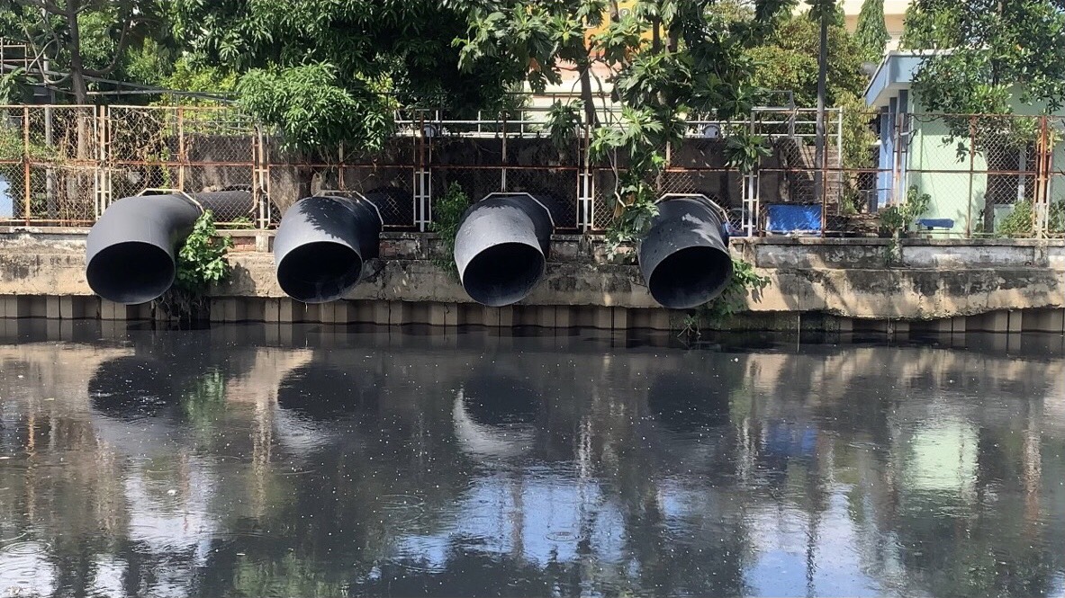 Những đường ống nước thải của một nhà máy xả xuống kênh Tân Hóa - Lò Gốm.  Ảnh: Yến Nhi