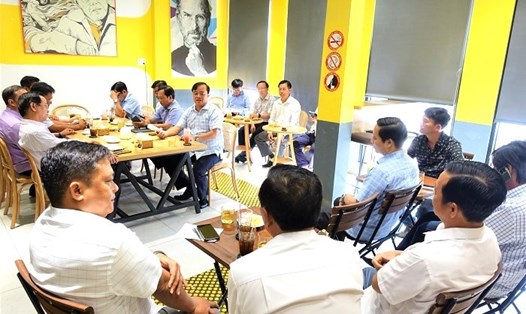 Chủ tịch UBND tỉnh Cà Mau sẽ uống cà phê cùng  doanh nghiệp sáng thứ bảy hàng tuần để lắng nghe doanh nghiệp nói, tìm cách tháo gỡ khó khăn cho doanh nghiệp. Ảnh: Nhật Hồ