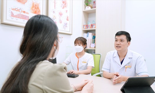 Bác sĩ tư vấn cho một bệnh nhân gặp rối loạn chức năng tình dục. Ảnh: Hương Giang