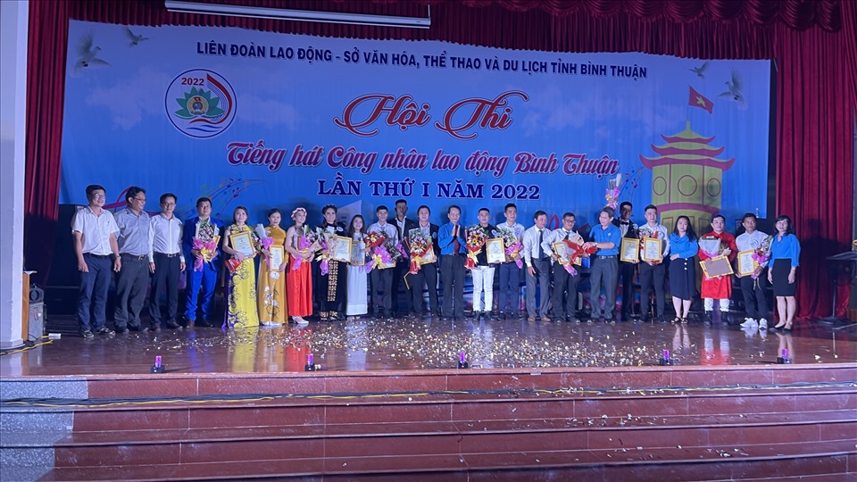 Các thí sinh nhận giải thưởng trong Đêm chung kết Hội thi Tiếng hát công nhân lao động lần I. Ảnh: Duy Tuấn
