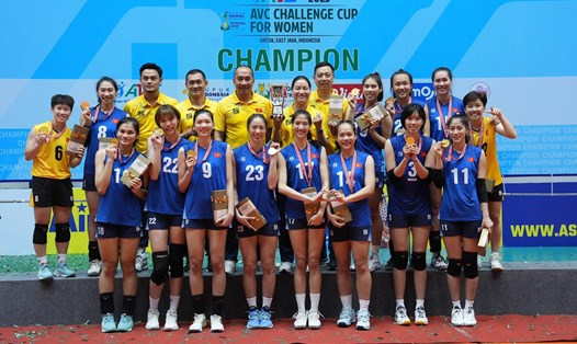 Giành chiến thắng 3-2 trước Indonesia ở trận chung kết giải AVC Challenge Cup 2023, đội tuyển bóng chuyền nữ Việt Nam lên ngôi vô địch. Ảnh VFV