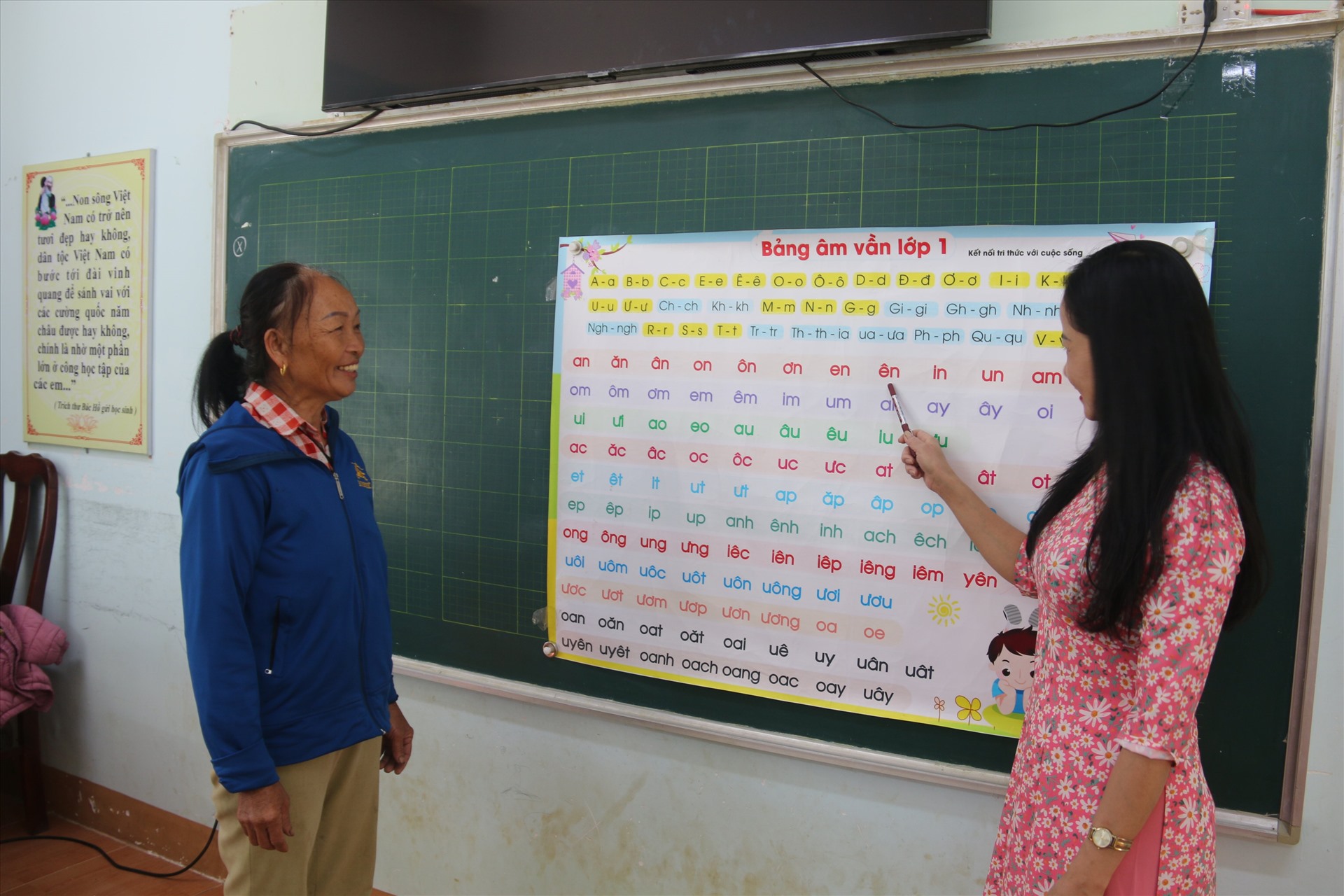 Một lớp bồi dưỡng, bổ túc kiến thức văn hóa cho người đồng bào dân tộc thiểu số ở trên địa bàn tỉnh Đắk Nông. Ảnh: Phan Tuấn