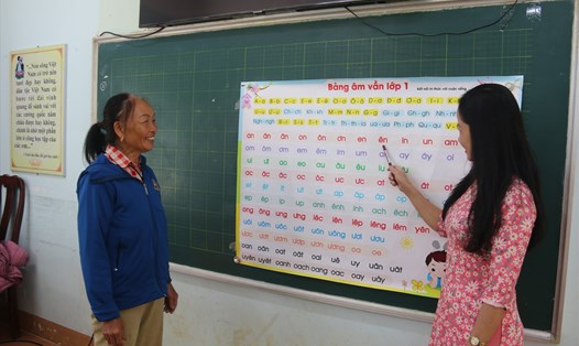 Một lớp bồi dưỡng, bổ túc kiến thức văn hóa cho người đồng bào dân tộc thiểu số ở trên địa bàn tỉnh Đắk Nông. Ảnh: Phan Tuấn