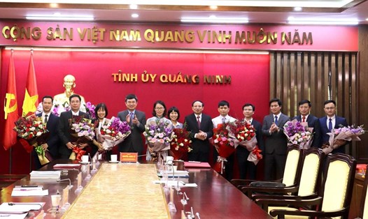 Lãnh đạo tỉnh Quảng Ninh tặng hoa chúc mừng các ứng viên trúng tuyển các chức danh Phó Giám đốc các sở: Ngoại vụ, Tư pháp, Tài nguyên - Môi trường ngày 10.4.2021. Ảnh: BQN
