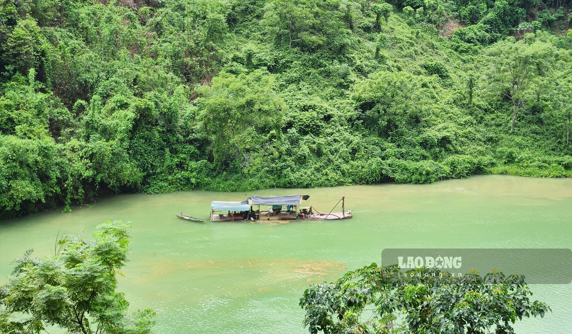 Dòng sông Gâm đoạn chảy qua tỉnh Cao Bằng đang ngày đêm bị cát tặc bức tử. Ảnh: Tân Văn.
