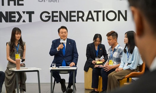 Tổng thống Yoon Suk Yeol đối thoại với thế hệ tương lai số Việt Nam - Hàn Quốc tại Trung tâm R&D. Ảnh: Tùng Giang