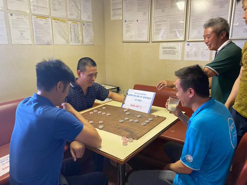 Các thuyền viên thi đấu môn cờ tướng. Ảnh:CĐCS