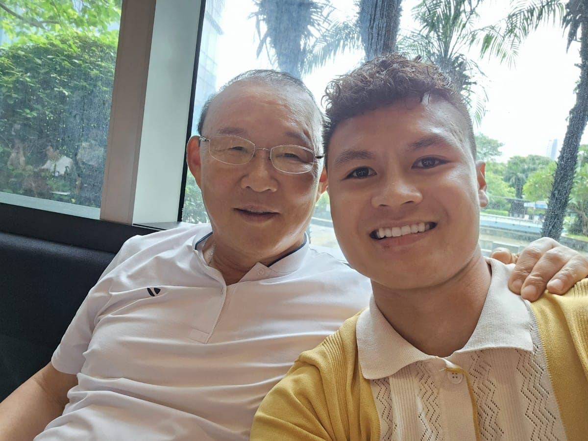 Quang Hải đến thăm huấn luyện viên Park Hang-seo. Ảnh: FBNV