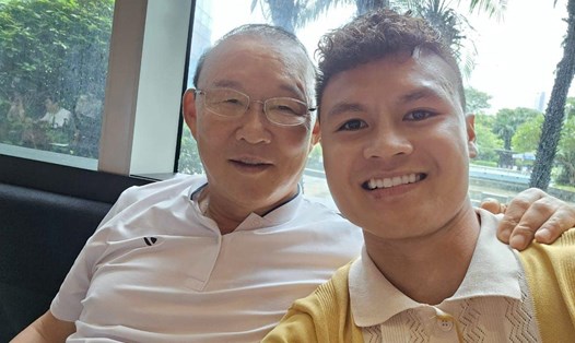 Quang Hải đến thăm huấn luyện viên Park Hang-seo. Ảnh: FBNV