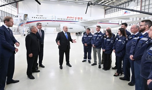 Thủ tướng Nga Mikhail Mishustin (giữa) gặp gỡ nhân viên nhà máy hàng không Kazan, nơi sản xuất Tu-214, ngày 22.6.2023. Ảnh: Sputnik