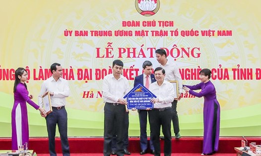 Đồng chí Nguyễn Minh Phương, Thành viên HĐTV Agribank trao ủng hộ 5 tỉ đồng để xây dựng 100 ngôi nhà Đại đoàn kết tại tỉnh Điện Biên. Nguồn: Agribank