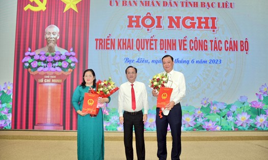 Bà Hồ Thị Tuyết Nhung và ông Huỳnh Công Quân nhận nhiệm vụ mới tại Sở Tài chính, Sở Kế hoạch Đầu tư. Ảnh: Nhật Hồ