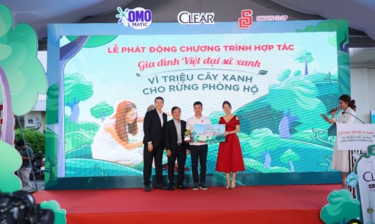 Phát động chương trình "Gia đình Việt đại sứ xanh - Vì triệu cây xanh cho rừng phòng hộ". Ảnh: DN cung cấp