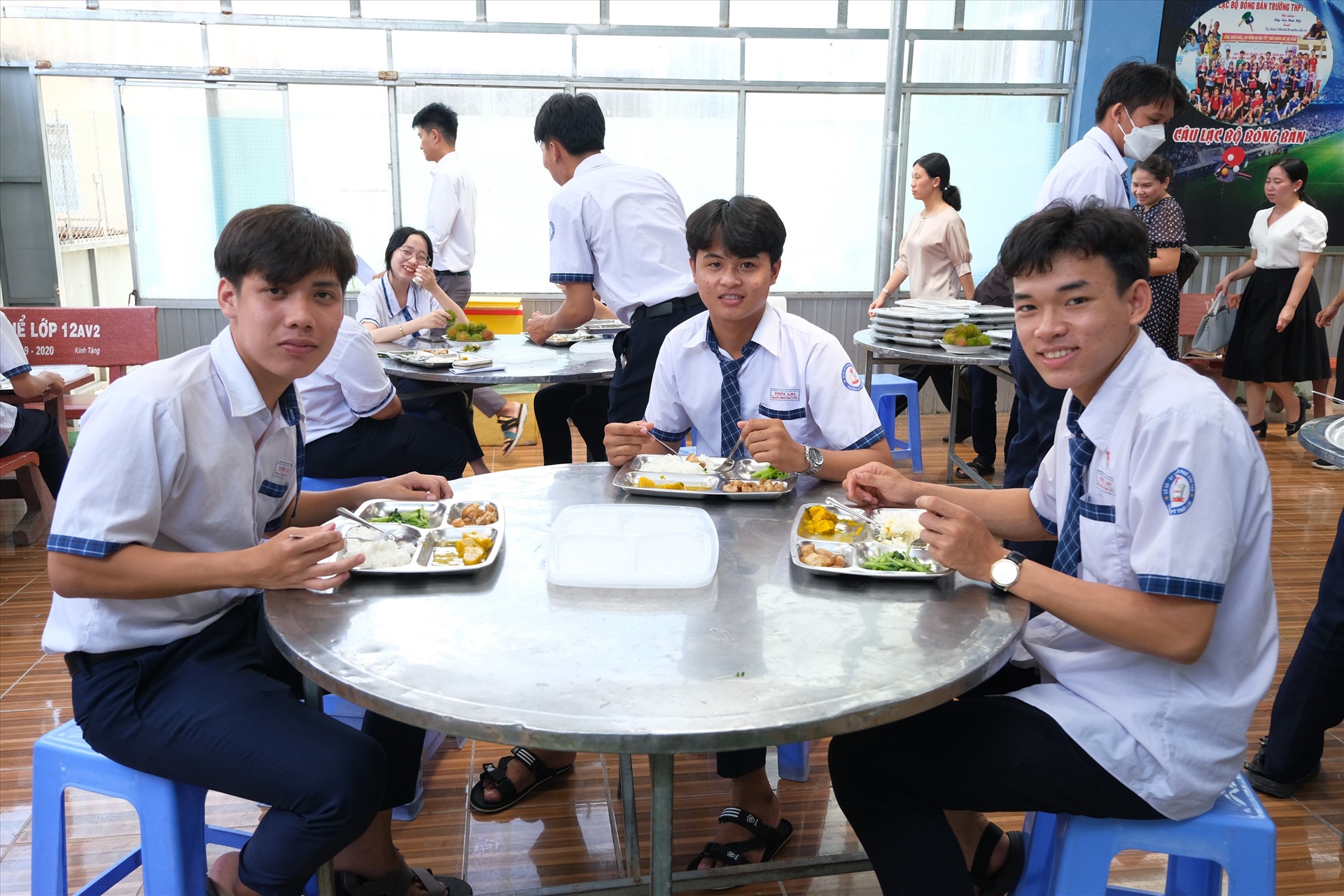 Học sinh 12 thưởng thức bữa ăn trưa miễn phí từ chính tay giáo viên nhà trường chuẩn bị. Ảnh: Phong Linh