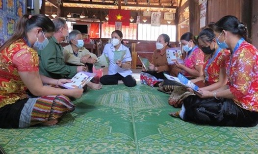 Cán bộ dân số tư vấn cho người dân về kế hoạch hoá gia đình ở Môn Sơn, Con Cuông, Nghệ An. Ảnh: Hải Đăng