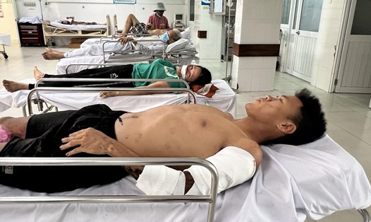 Cầu thủ trẻ gặp nạn trên chiếc xe khách chở đội bóng đá trẻ Quảng Nam. Ảnh Hoàng Bin