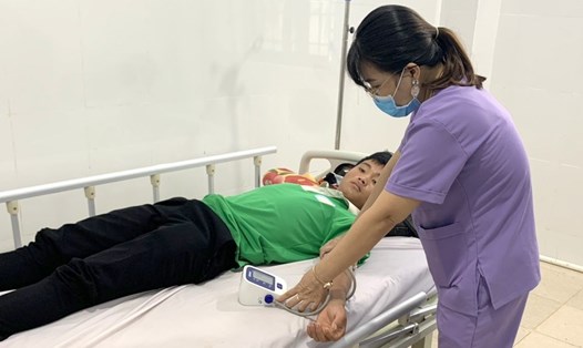 Trung tâm Y tế huyện Đắk Glong đã kịp thời cấp cứu cho 11 người bị ngộ độc thức ăn tập thể ở trên địa bàn. Ảnh: Ngô Đồng