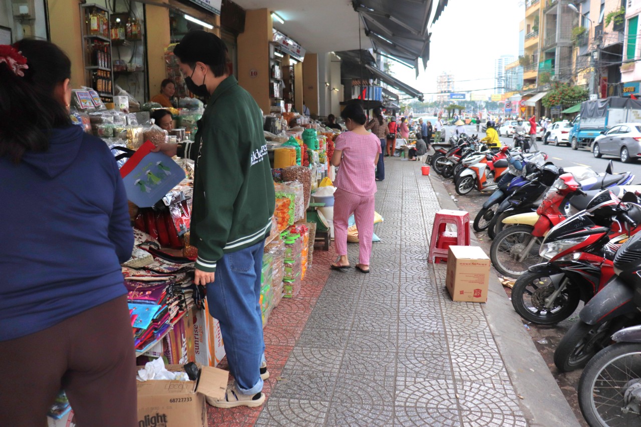 Xe hai bánh đỗ dưới lòng lề đường xung quanh chợ Hàn. Ảnh: Nguyễn Linh