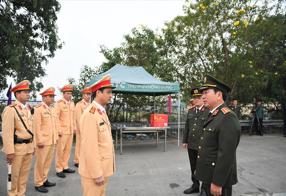 Bộ Công an khảo sát, kiểm tra hoạt động của các cán bộ, chiến sĩ Đội tuần tra, kiểm soát giao thông đường bộ cao tốc số 3. Ảnh: Phương Anh