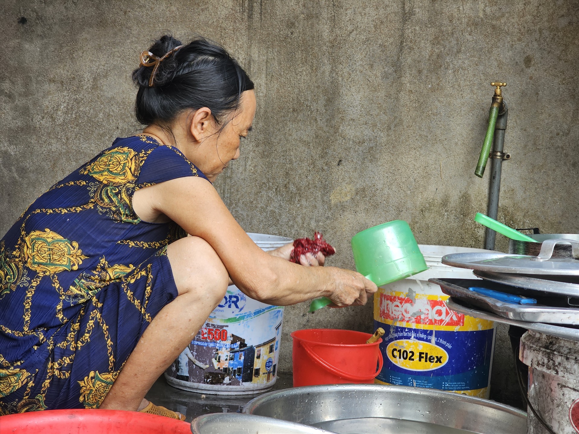 Bà Lê Thị Xuân (vợ ông Chước) tất bật dọn dẹp chuẩn bị để hàng ngày bán đồ ăn sáng cho bà con trong khu. Theo bà Xuân, mỗi ngày bà có thể bán được trên dưới 50 suất bánh canh, lời lãi không nhiều nhưng đủ để chi tiêu cho 2 vợ chồng ông bà. 