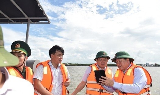 Phó Thủ tướng Trần Lưu Quang khảo sát, kiểm tra tại thị trấn Sông Đốc, huyện Trần Văn Thời. Ảnh: VGP