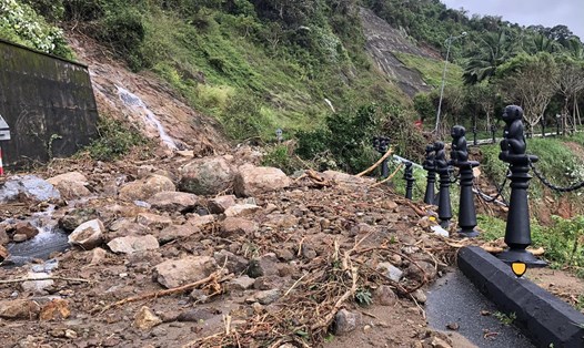 Đường lên Bán đảo Sơn Trà, TP Đà Nẵng bị sạt lở nghiêm trọng sau đợt mưa bão hôm ngày 14.10.2022. Ảnh: Nguyễn Linh