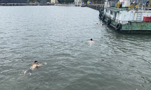 Sát hạch bơi trong tuyển dụng thủy thủ của Công ty Kho vận và cảng Cẩm Phả. Ảnh: CĐ TKV  