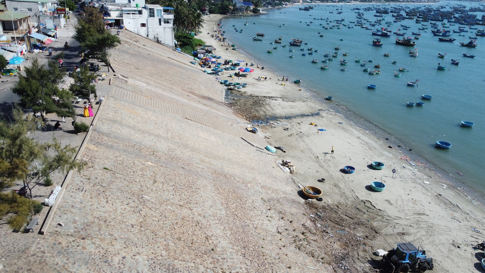 Bờ biển Làng chài Mũi Né sạch bóng lều bạt bán hải sản sau khi phường Mũi Né ra quân tháo dỡ hồi 3.2023. Ảnh: Duy Tuấn