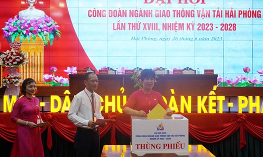 Các đại biểu bầu Ban Chấp hành Công đoàn ngành GTVT Hải Phòng nhiệm kỳ 2023-2028. Ảnh: Mai Dung