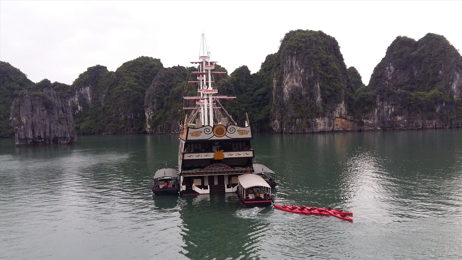 Có những chuyến đi dài ngày trên vịnh Hạ Long nhưng không thể liên lạc về nhà vì không có sóng điện thoại. Ảnh: Nguyễn Hùng