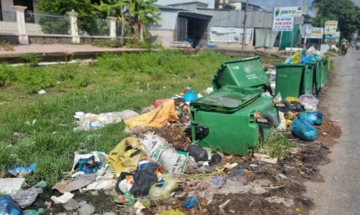 Mặc dù được thu gom trở lại nhưng rác vẫn còn vương vãi, tiềm ẩn ô nhiễm môi trường - Ảnh chụp ngày 26.6. Ảnh: Hoàng Lộc