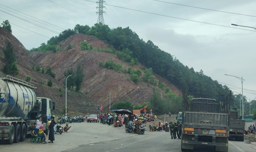 Người dân xã Nghi Thiết tập trung chặn xe chở nguyên vật liệu của Công ty cổ phần xi măng Sông Lam vào cảng Vissai vào ngày 24 - 25.6. Ảnh: Hải Đăng