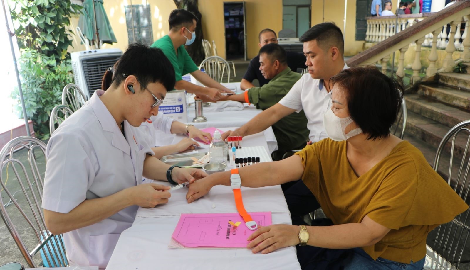 Khám sức khỏe định kỳ năm 2023 cho CB, công nhân Công ty CP Than Đèo Nai.
Ảnh: CĐ Than Đèo Nai