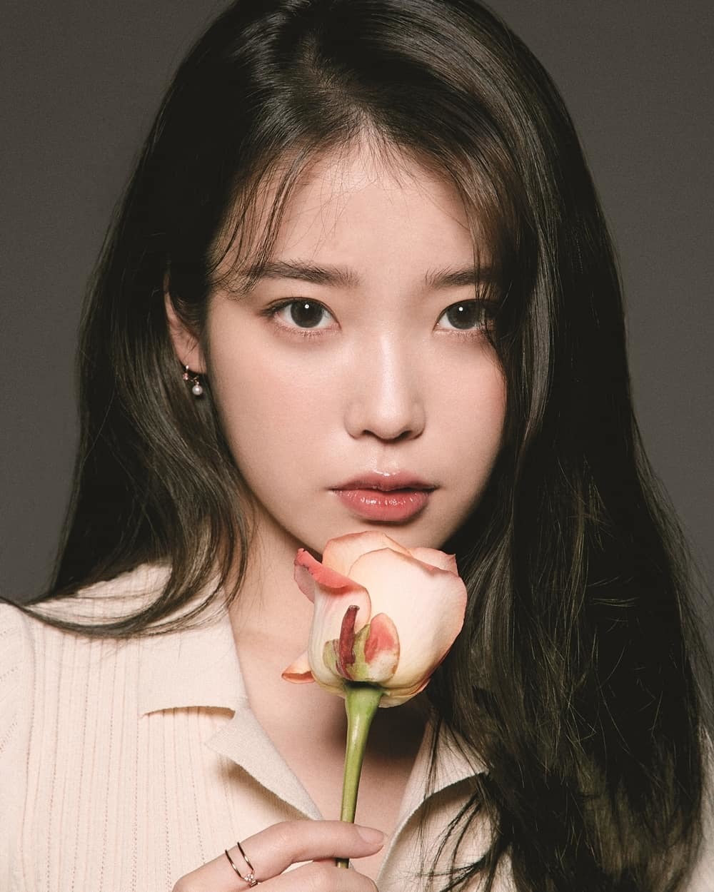 IU thể hiện rất thành công ca khúc Old My Story. Ảnh: Kpop