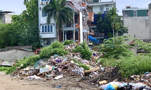 Bãi rác thải tự phát ngập ngụa trước cổng nhà dân tại phường Mỹ Đình 2. Ảnh: Mai Hương