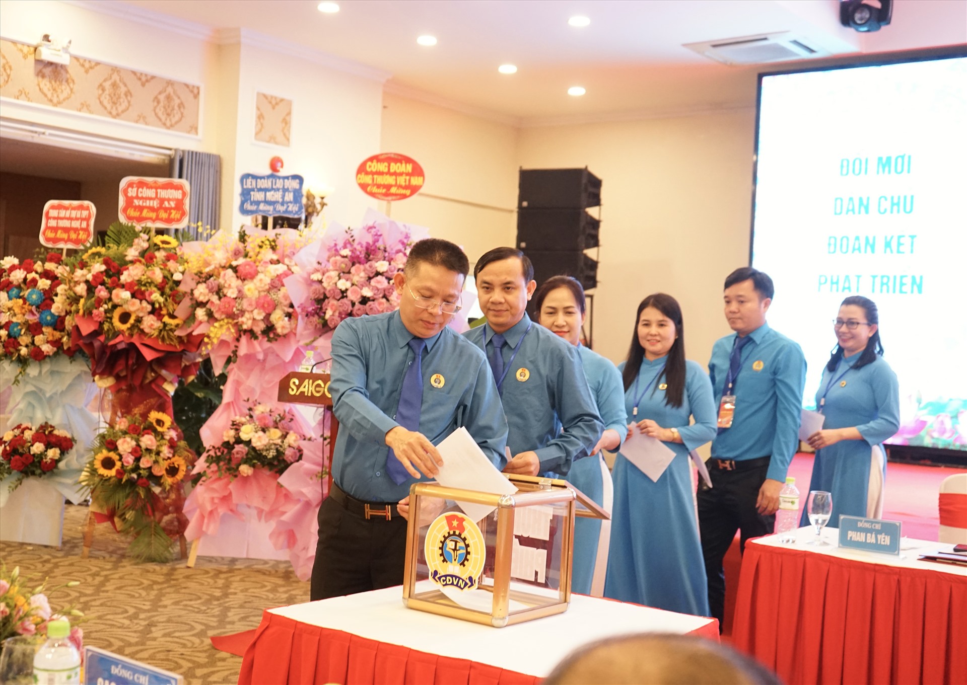 Các đại biểu tiến hành bỏ phiếu bầu Ban Chấp hành Công đoàn Ngành Công Thương Nghệ An khoá IV, nhiệm kỳ 2023 - 2028. Ảnh: Quỳnh Trang