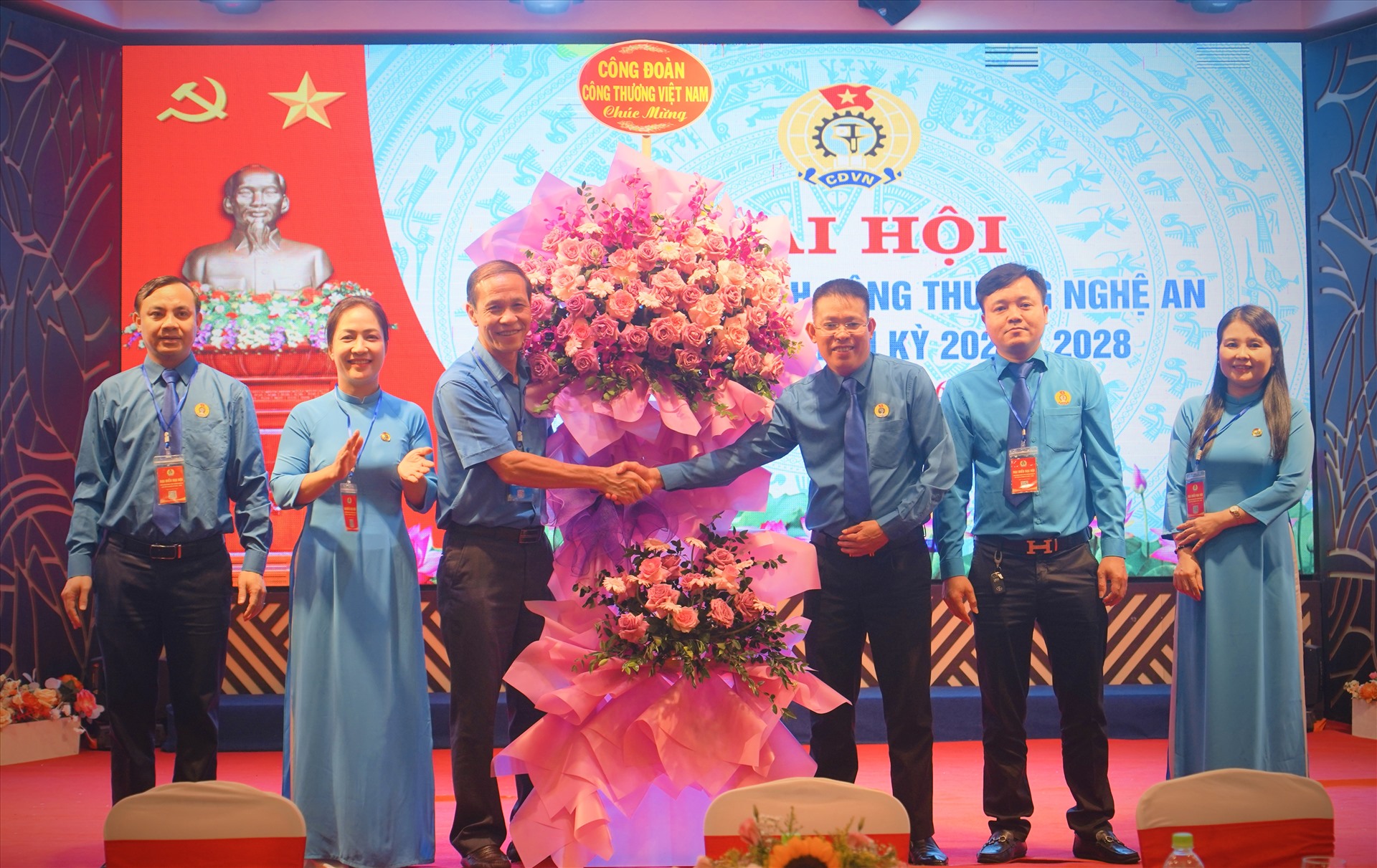 Ông Vũ Trường Sơn – Phó Chủ tịch Ngành Công Thương Việt Nam tặng hoa chúc mừng đại hội. Ảnh: Quỳnh Trang